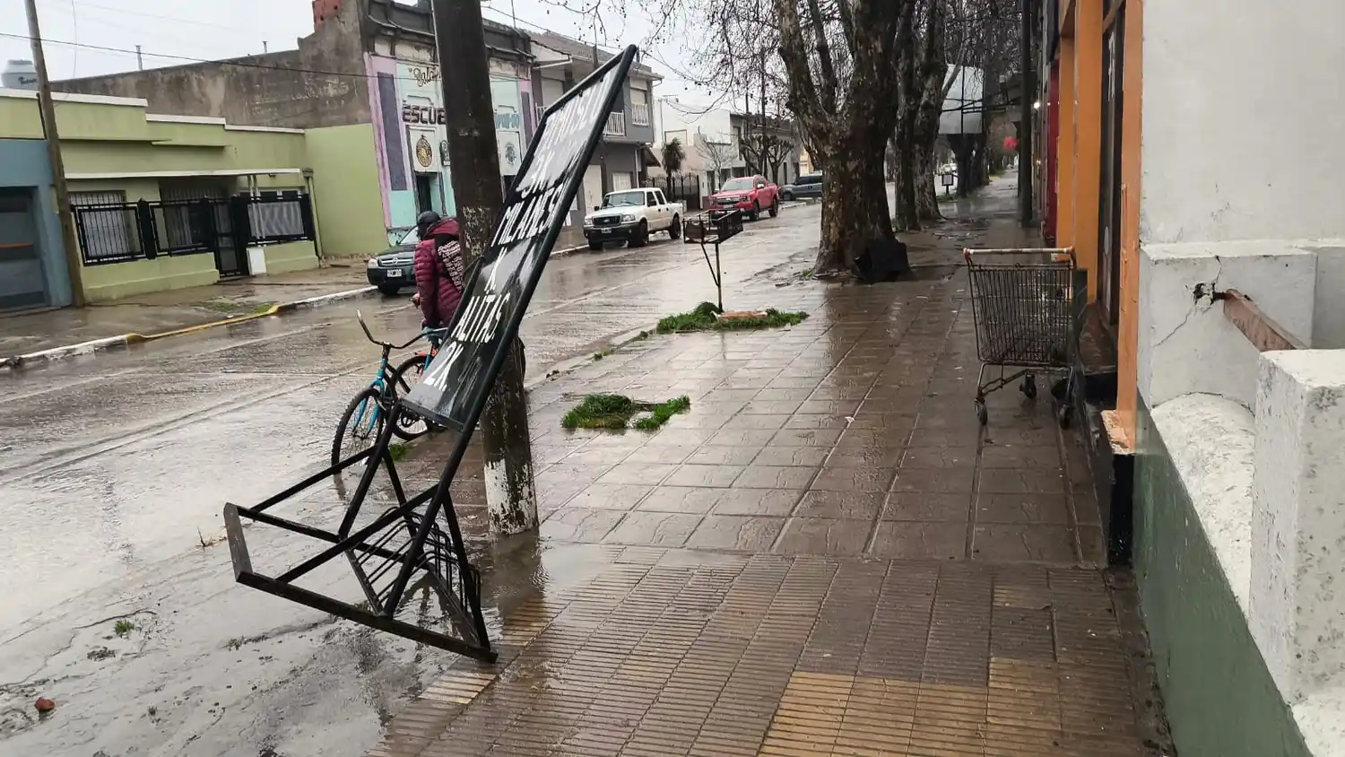 Carteles caídos por la intensidad del viento