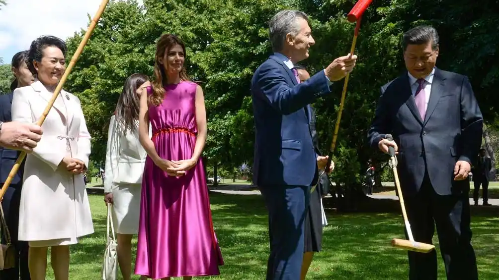 El líder chino se llevó un caballo de polo y su esposa una batuta de Barenboim