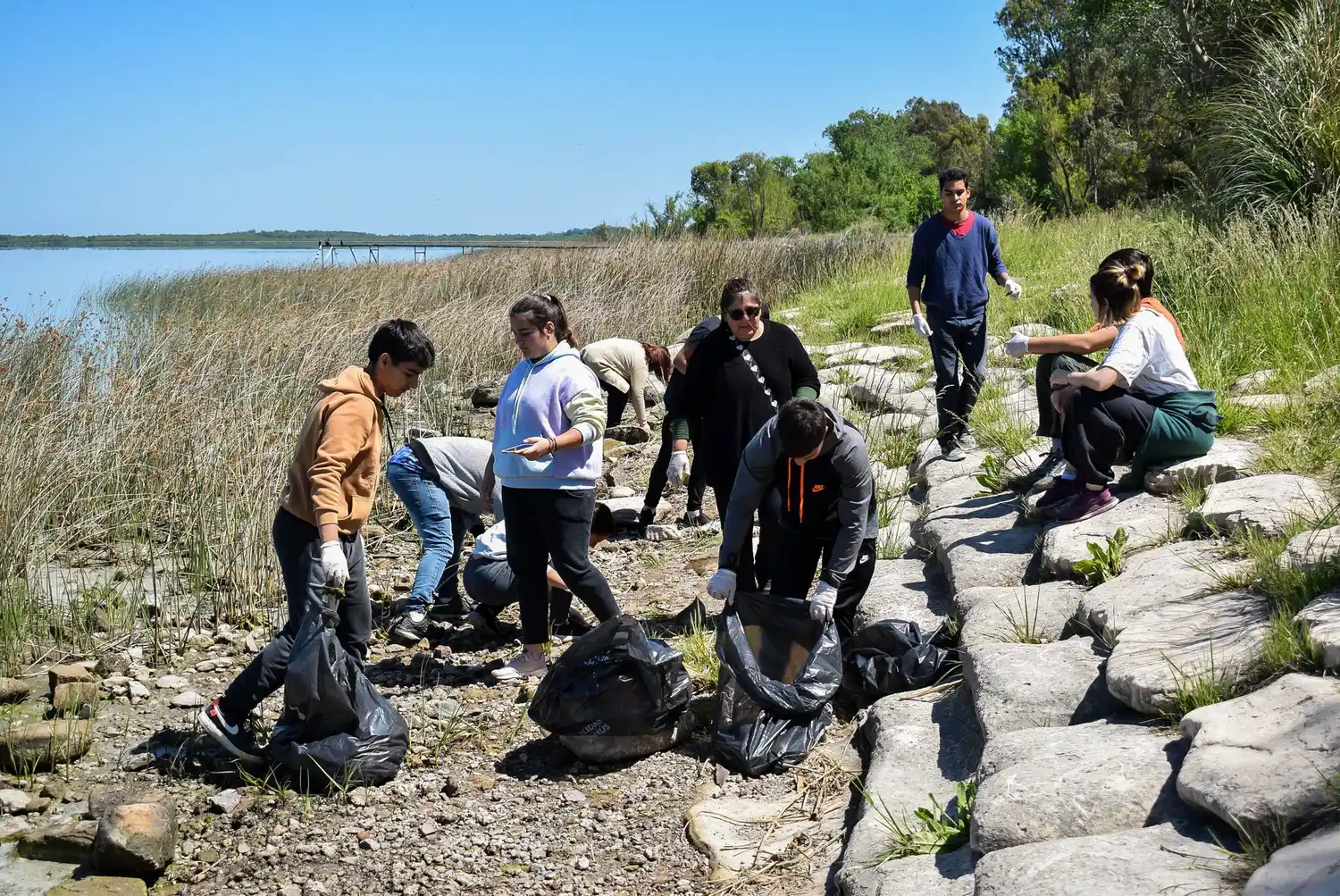 Jornada de limpieza en la laguna para concientizar sobre el perjuicio de los residuos para el ambiente