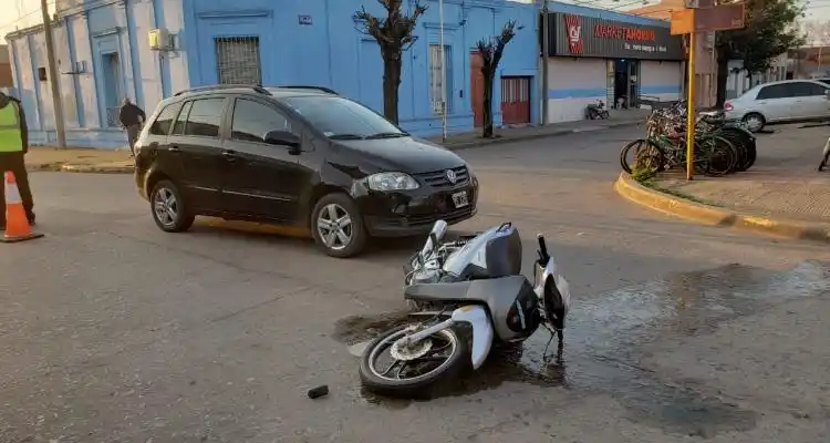 Un auto y una moto con tres ocupantes chocaron en Belgrano y Riobamba