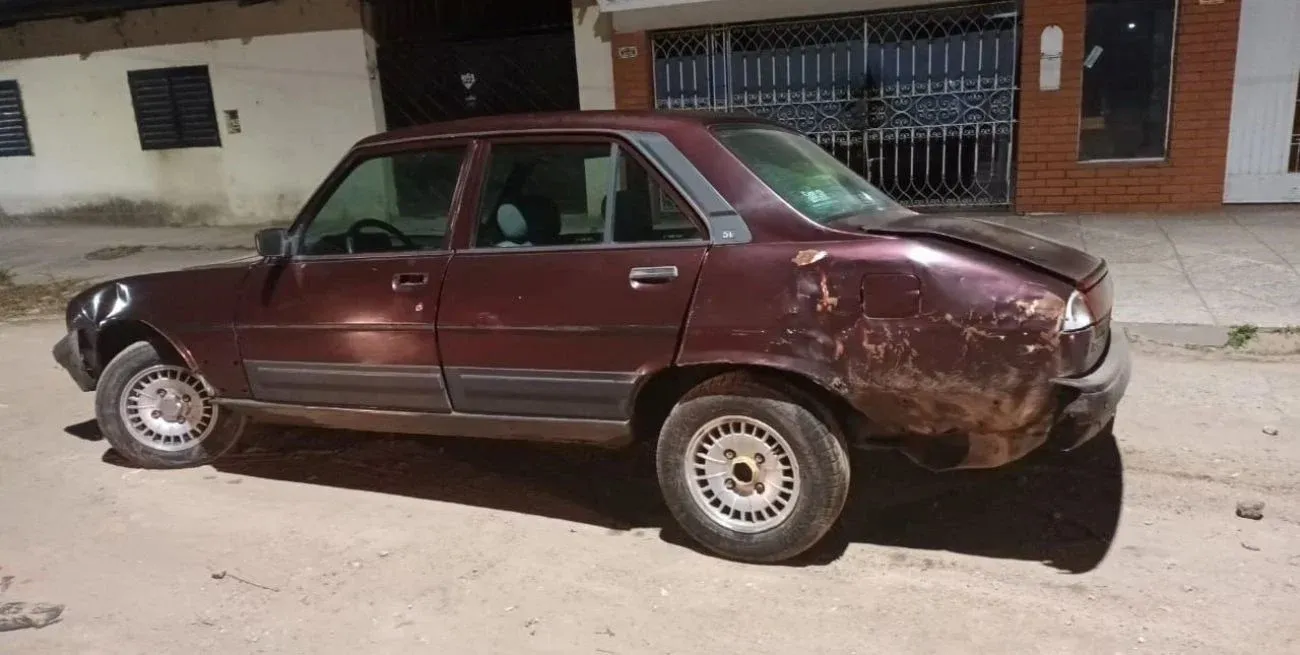 El auto robado por los delincuentes que fue recuperado poco después por el Comando Radioeléctrico.