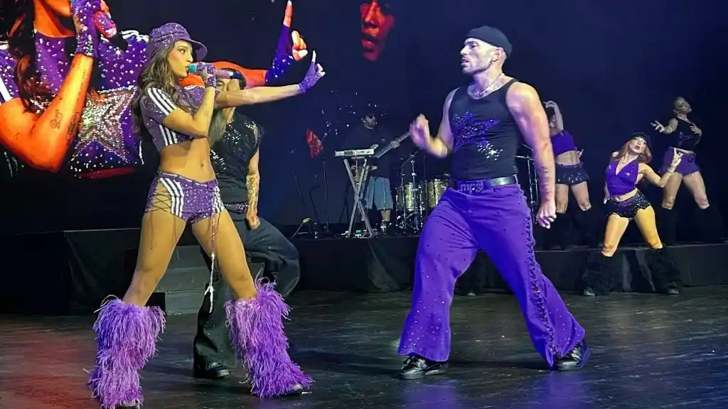 Emilia canta en un concierto como parte de gira ‘Emilia 2025 USA Tour’, en Miami. Foto: EFE.