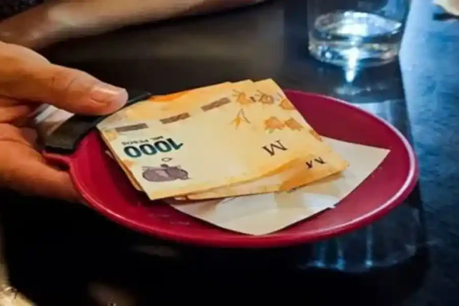 Se viene la propina electrónica: ¿cuándo empieza a regir y cómo se implementará?