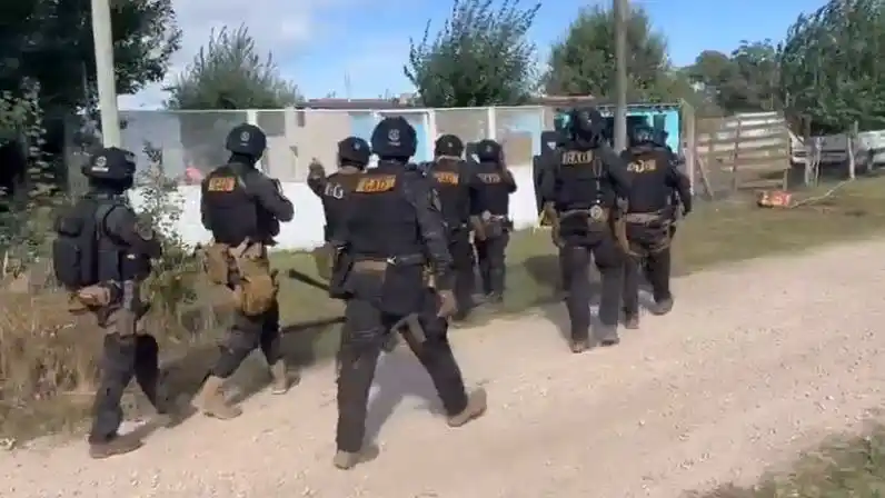 Dos hombres fueron identificados tras una serie de allanamientos realizados este 13 de febrero en el marco de una causa por amenazas calificadas y abuso de arma.