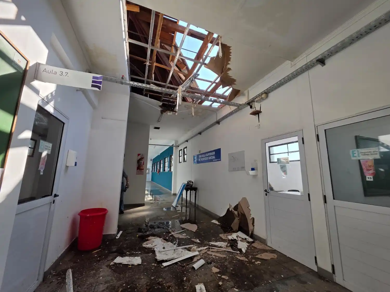 Trabajos para reparar los daños en el Centro Universitario de Chivilcoy. Fotos: Prensa Municipalidad