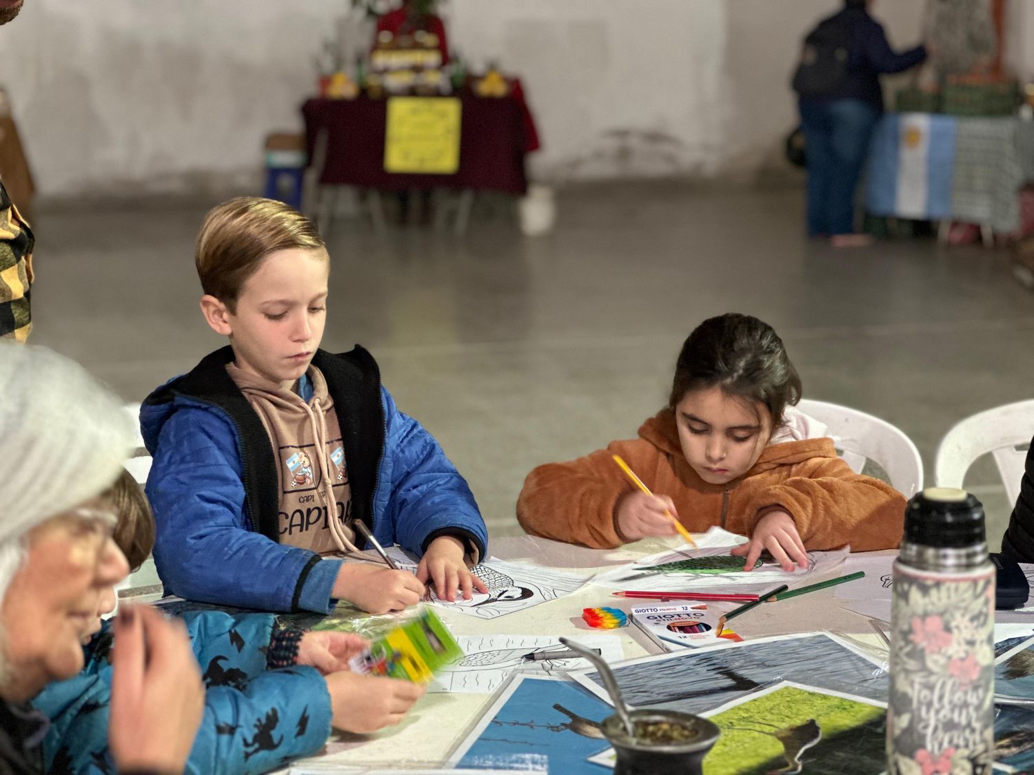 Los niños disfrutaron de la charla y la pintura.