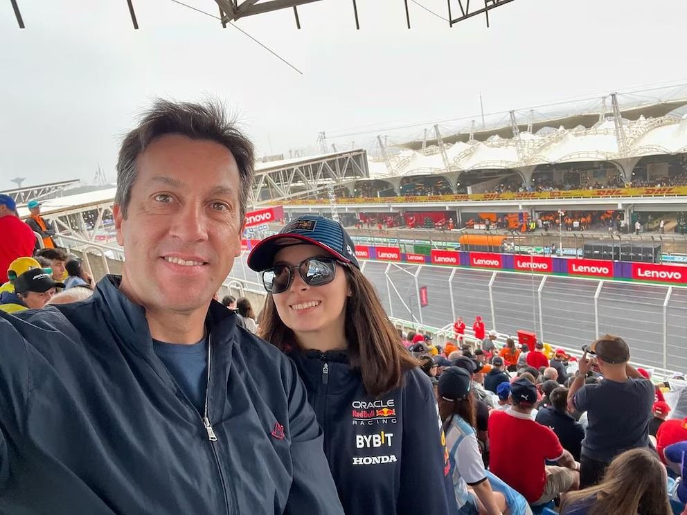 Fue visto en una de las tribunas del circuito en la transmisión oficial.