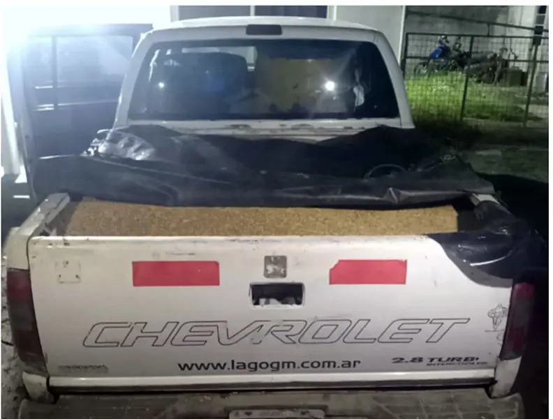 La camioneta robada a turistas la usaron para sustraer carne y cereal