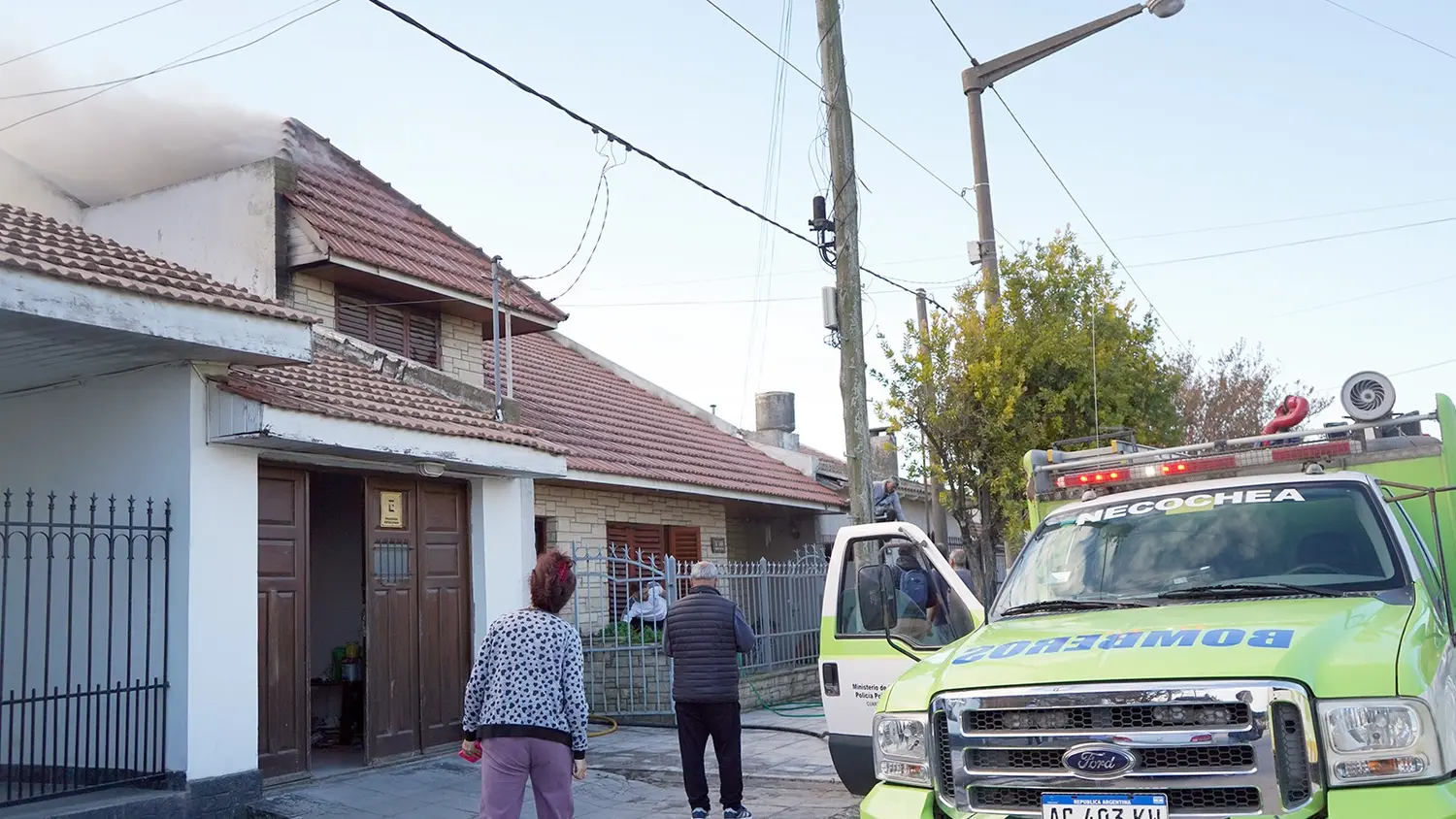 Móvil de Bomberos frente a la casa de calle 50 ayer por la tarde