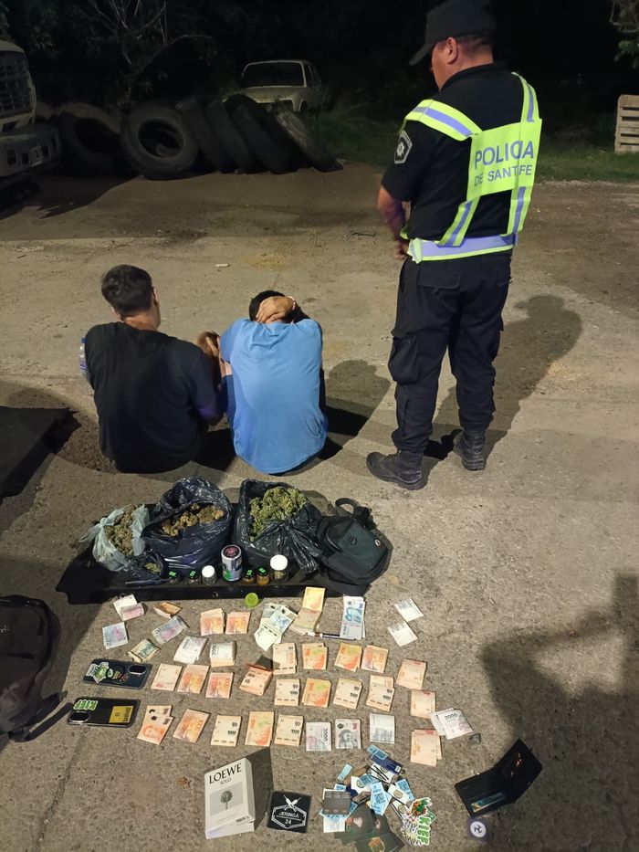 Impactante operativo: La Guardia Provincial Detiene vehículo con más de un kilo de marihuana y casi $700 mil en efectivo en Coronda - 1