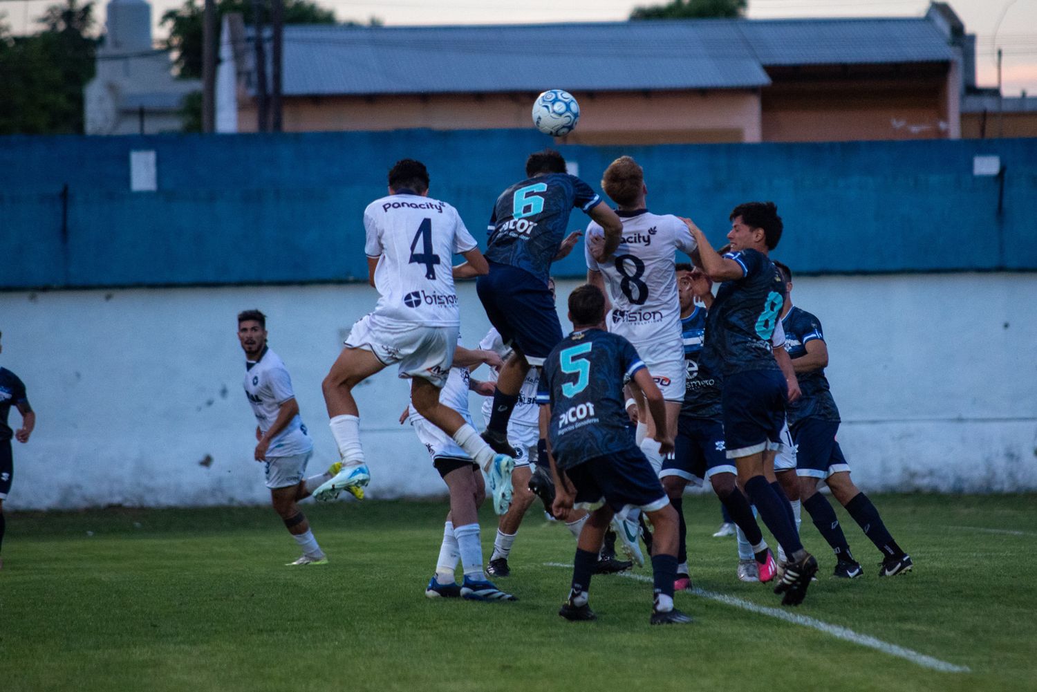 FOTO INFOEME Guillenea llega bien arriba. Gimnasia perdió con Racing y le apunta a Embajadores.