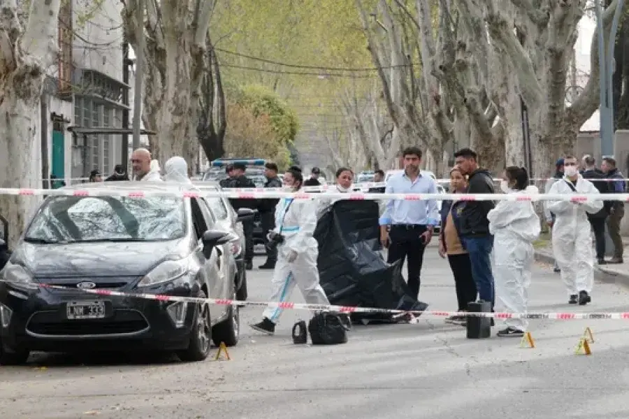 Conmoción: mataron a un policía en una emboscada frente a la sede de la Agencia de Investigación Criminal