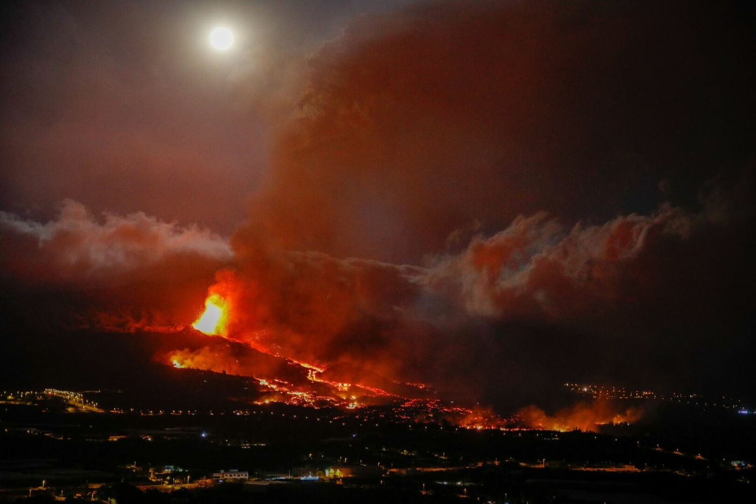 SIGUE LA EMERGENCIA EN CANARIAS Terremoto de 3.8 y nueva erupción del volcán