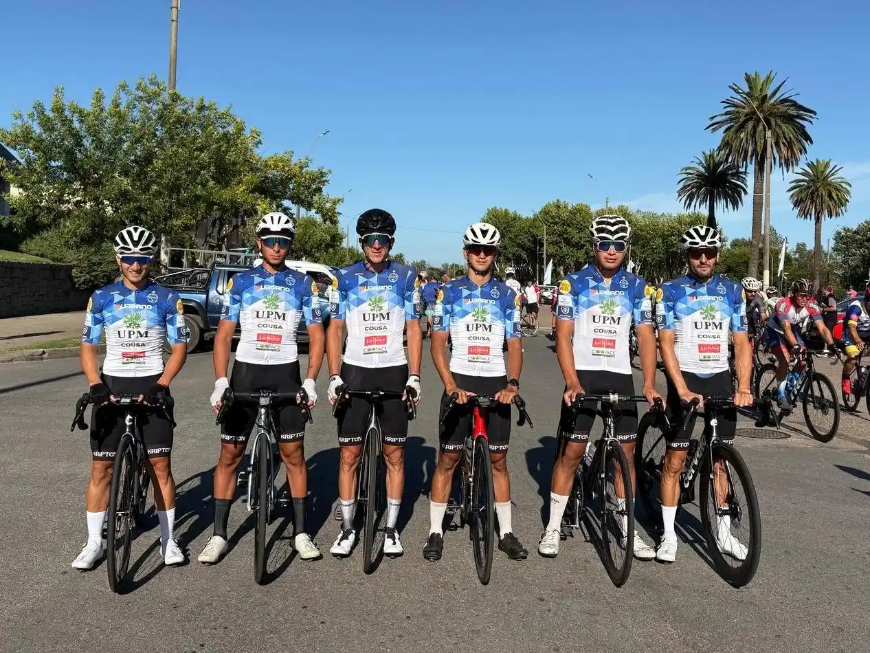 : El equipo de Armonía Cycles en Vuelta Chaná 2025, con Viollaz ubicado último de izquierda a derecha.