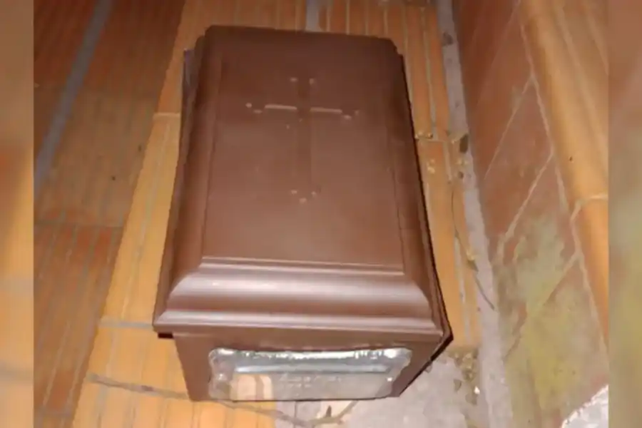 Macabro hallazgo: encontraron un ataúd de niño al lado de una virgen