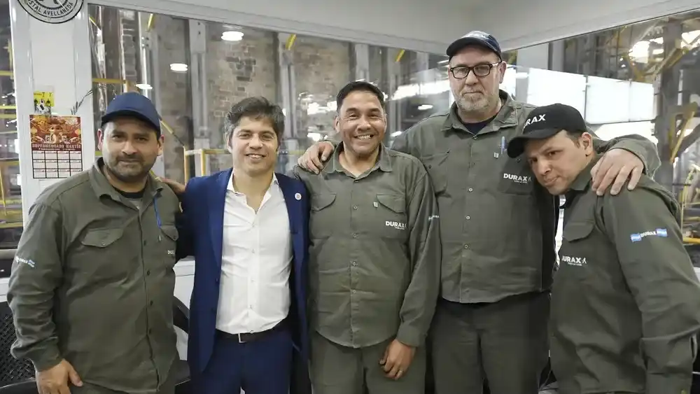 Axel Kicillof visitó una cooperativa textil en Avellaneda
