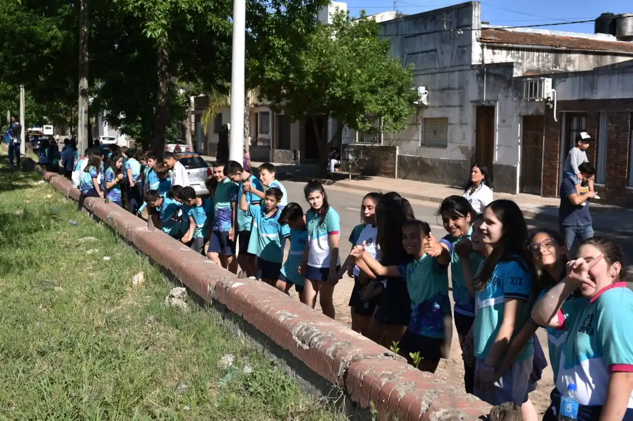 Se realizó el Abrazo Simbólico a la Canchita de la Escuela Normal