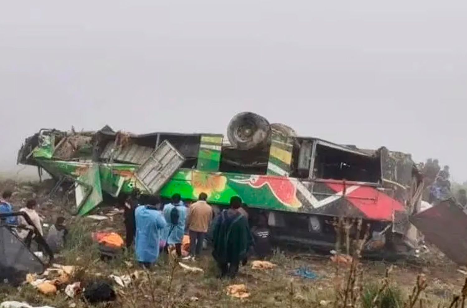 Un colectivo cayó por un barranco y hay al menos 23 muertos