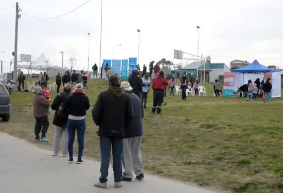 En un operativo territorial asesoraron y vacunaron contra la gripe y el Covid a vecinos de La Movediza