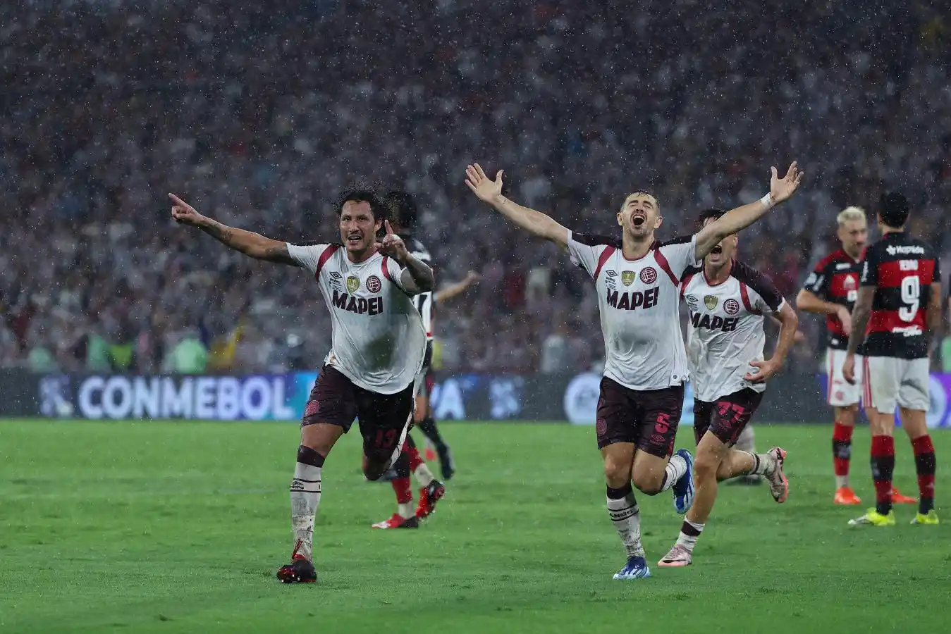 Lanús hizo historia bajo la lluvia en Brasil.