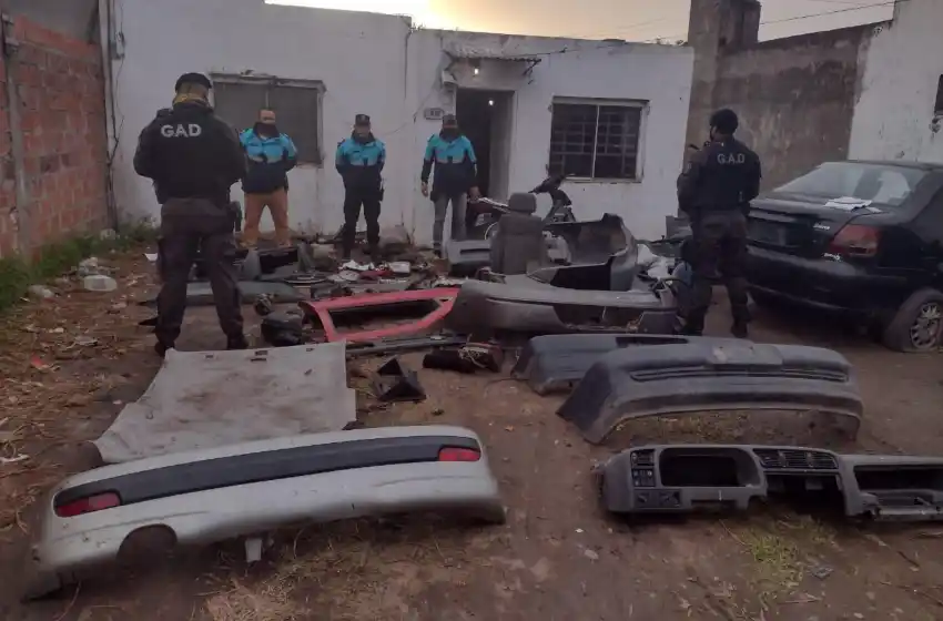 Investigan el robo de un auto e incautan autopartes en el barrio Jorge Newbery