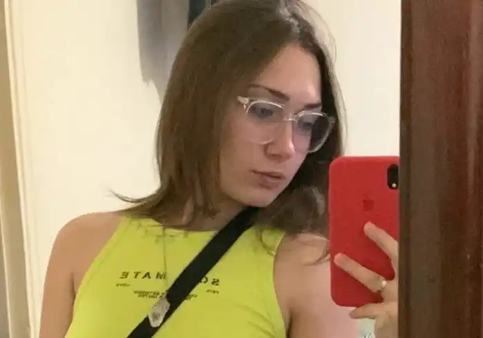 Una adolescente murió al caer de un octavo piso durante un viaje de egresados