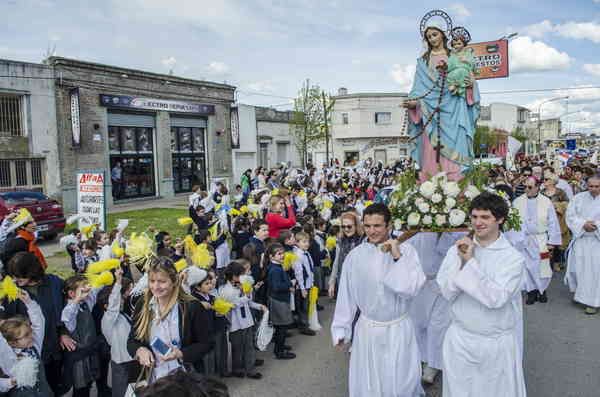 Una multitud en la procesión de "Nuestra Señora del Rosario" en Azul