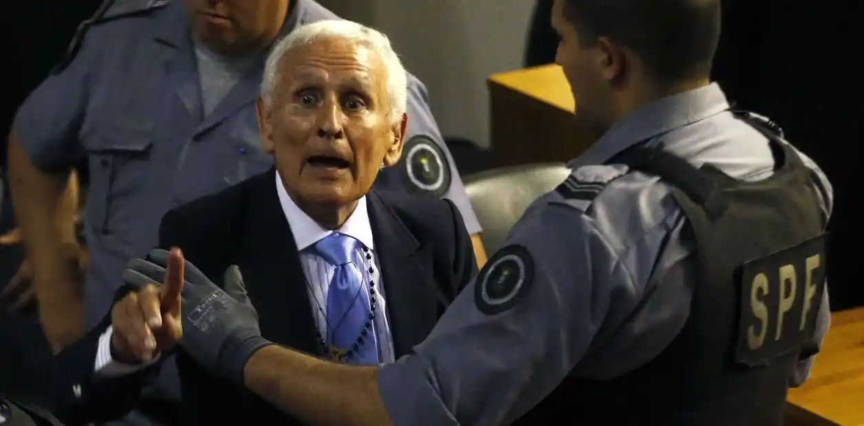 Niegan prisión domiciliaria al genocida Etchecolatz y seguirá en Ezeiza