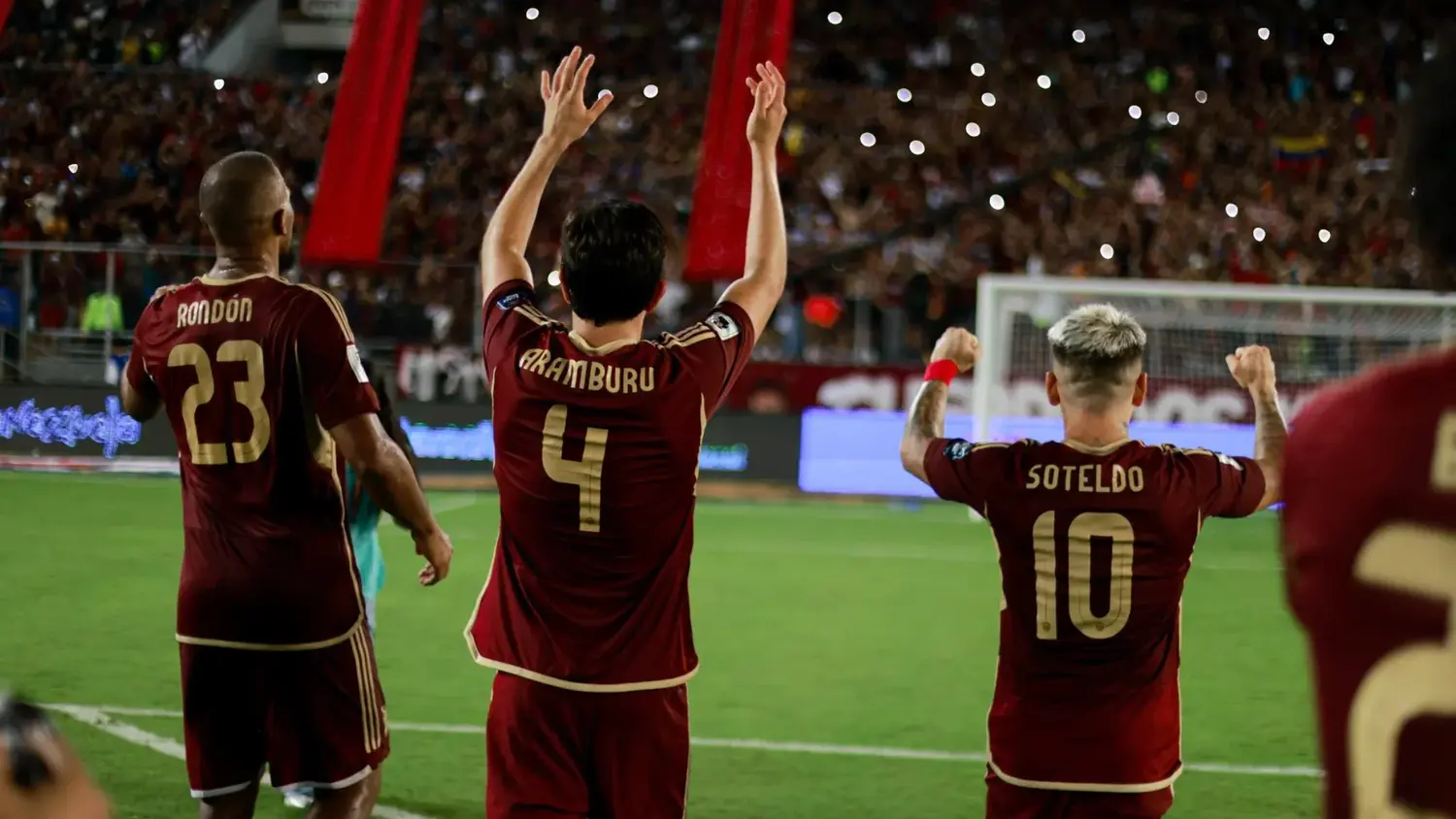 Salomón Rondón, Aramburu y Yeferson Soteldo celebran la victoria de Venezuela sobre Bolivia en el estadio Monumental de Maturín, durante las eliminatorias sudamericanas rumbo al Mundial 2026.