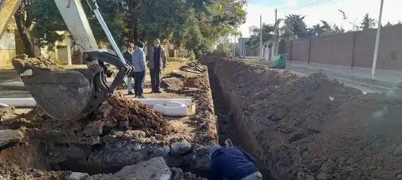Realizan un nuevo aliviadero en la zona Este