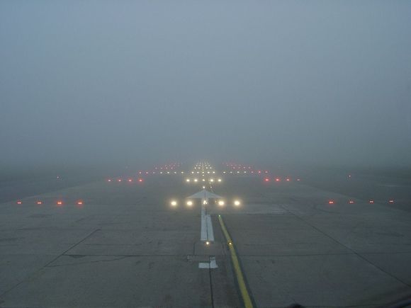 Cancelaciones y desvíos en Buenos Aires: un poco de niebla, bastante de humo