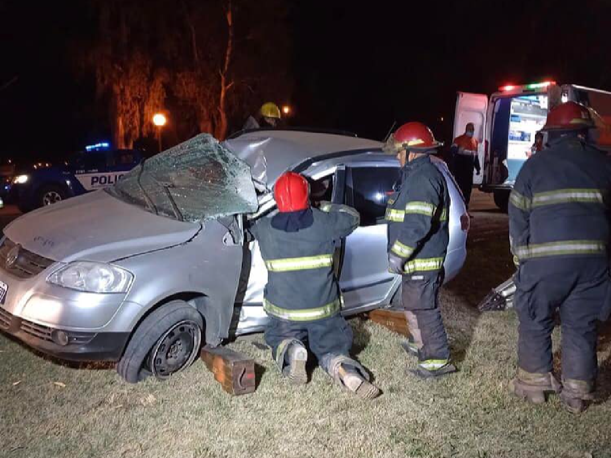 Perdió el control del auto y chocó un poste en Av. Maipú: sufrió lesiones reservadas 