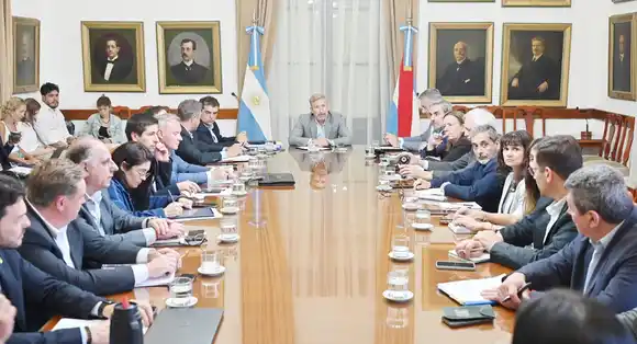 Vehículos, nuevos sistemas de digitalización y viviendas fueron los temas centrales de la reunión de gabinete