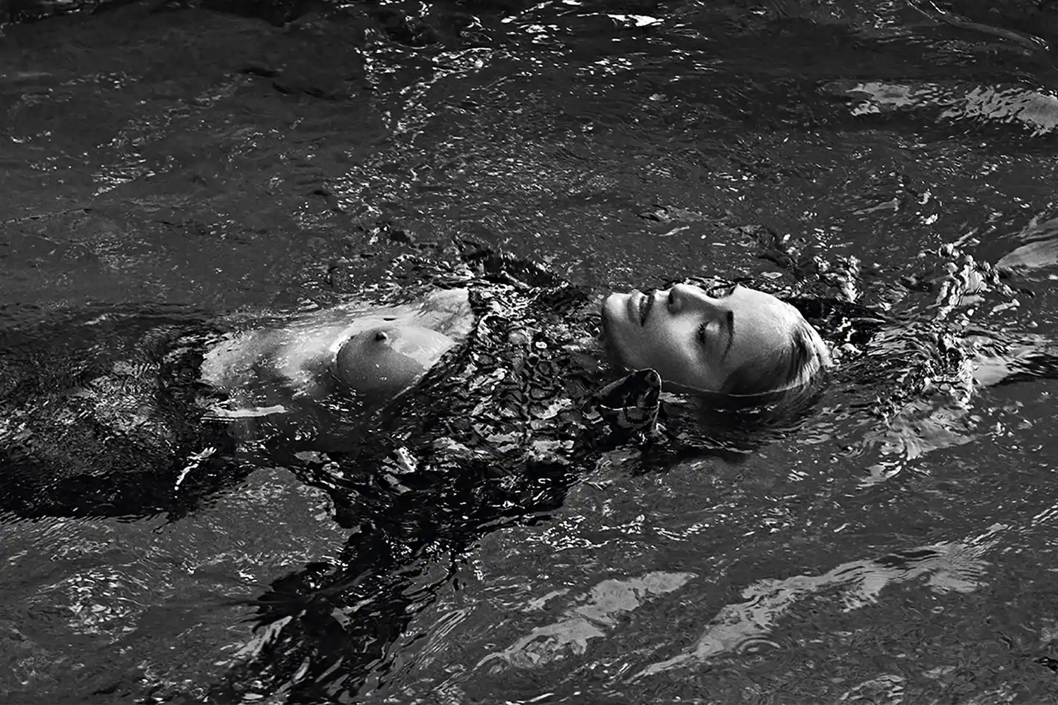 A los 61 años, Sharon Stone se animó a un osado topless completo