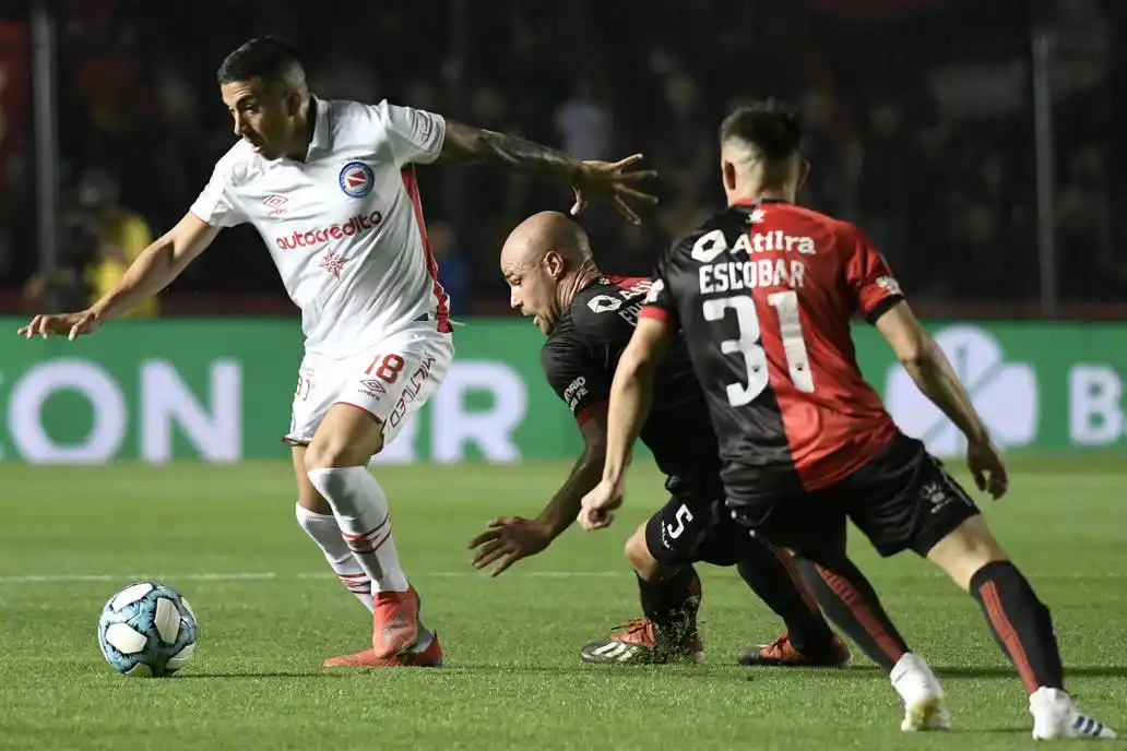 Colón sigue de festejo: venció a Argentinos y respira en los Promedios