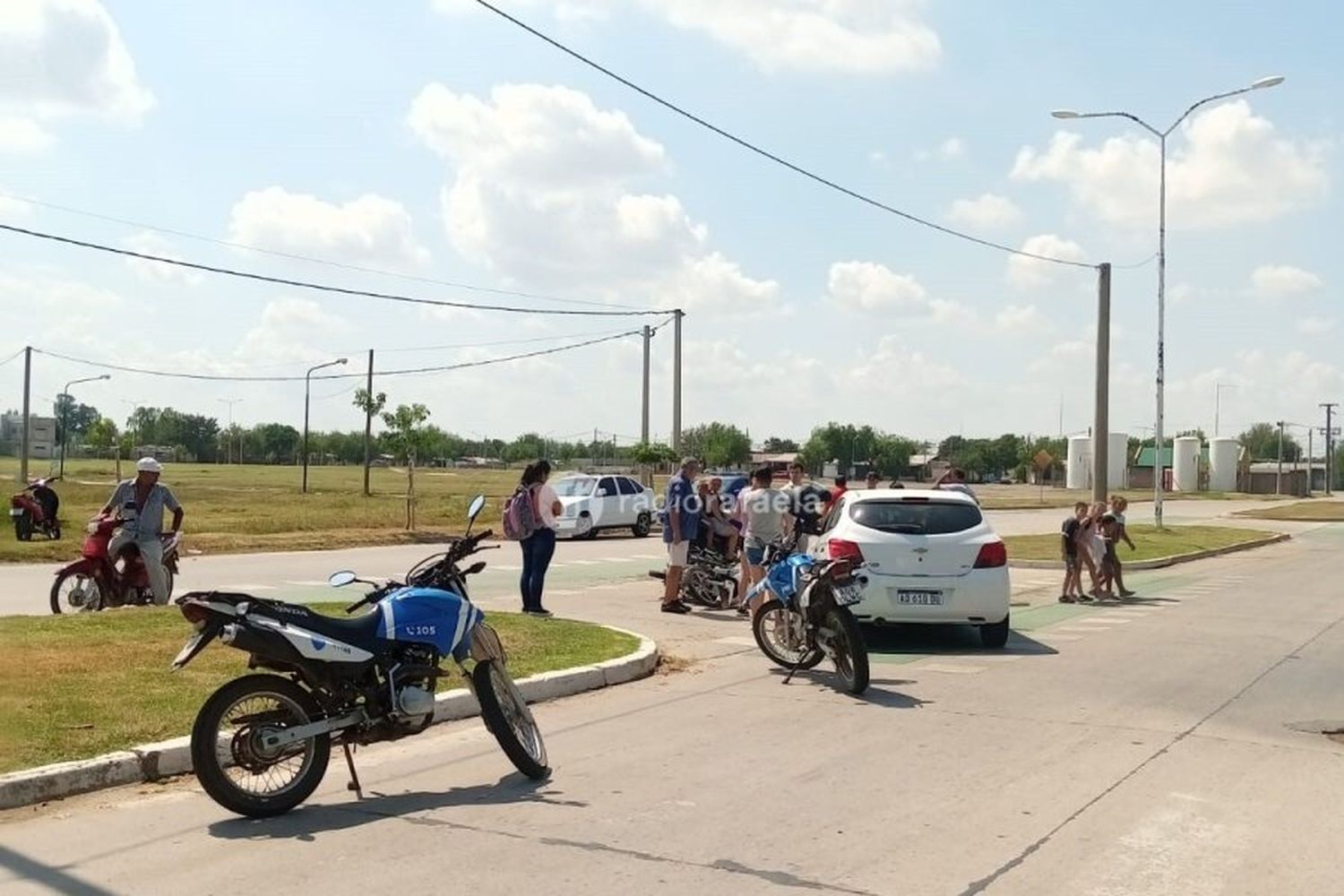 Accidente entre un automóvil y una motocicleta: conductor del birodado fuertemente golpeado