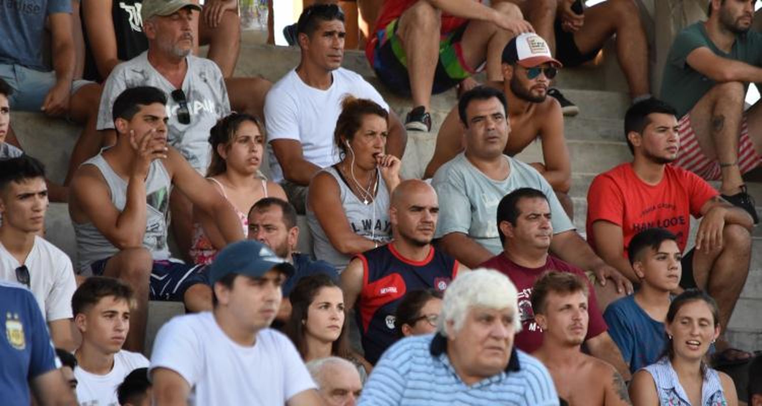 La tribuna techada tuvo público a pesar de seguir clausurada