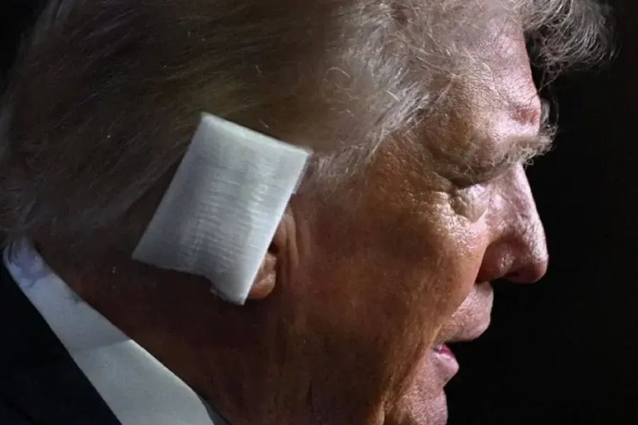 Con una venda en la oreja, Donald Trump dio su primer discurso público tras el atentado