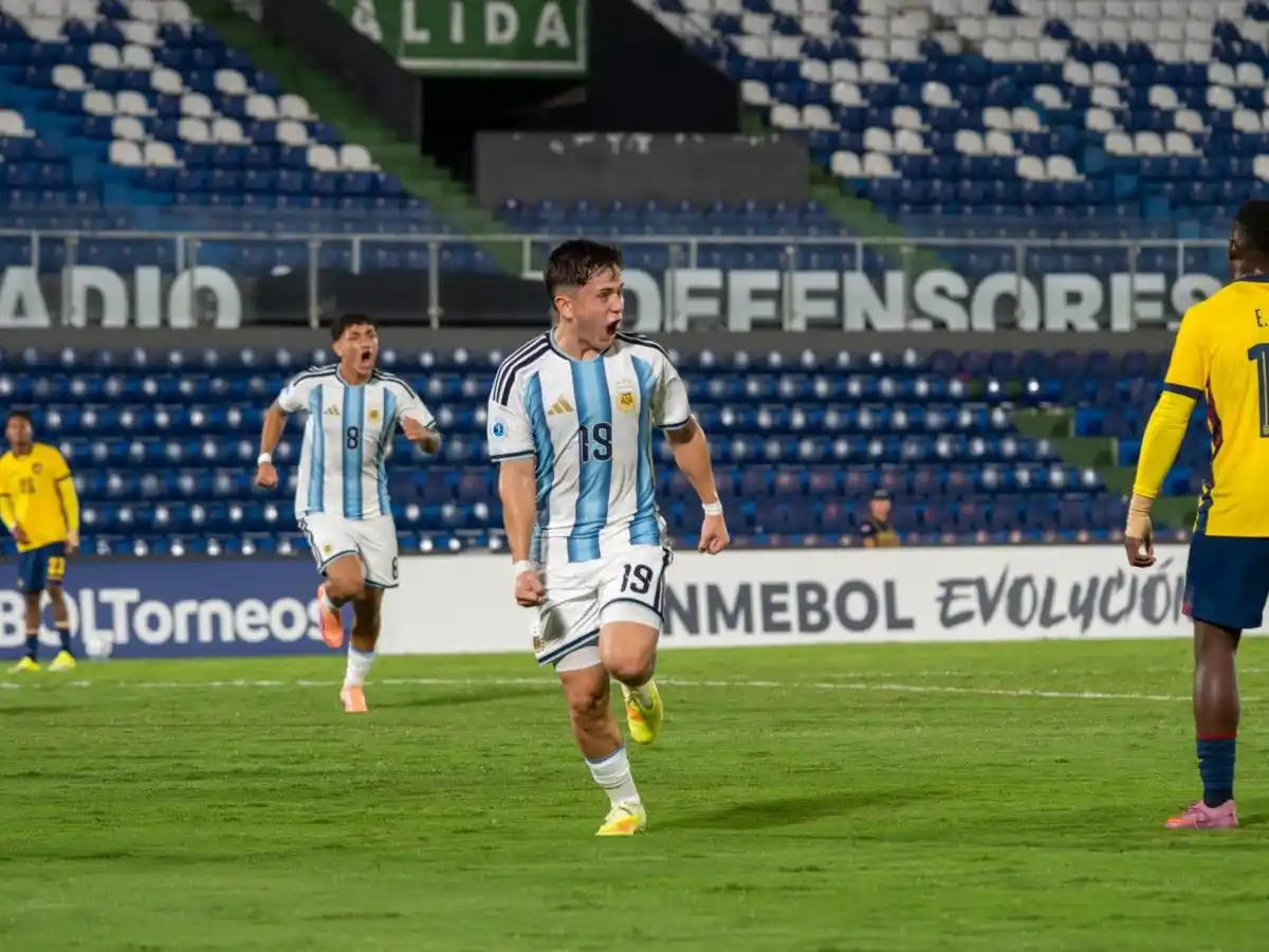 Con goles de Salinas, Policella y Barrionuevo, la Selección Albiceleste derrotó 3-1 al conjunto ecuatoriano y definirá el título frente a Colombia. Foto: AFA