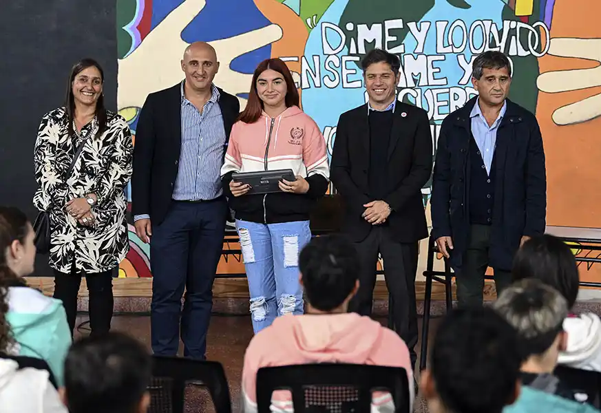 En Lobería. Kicillof entregó computadoras