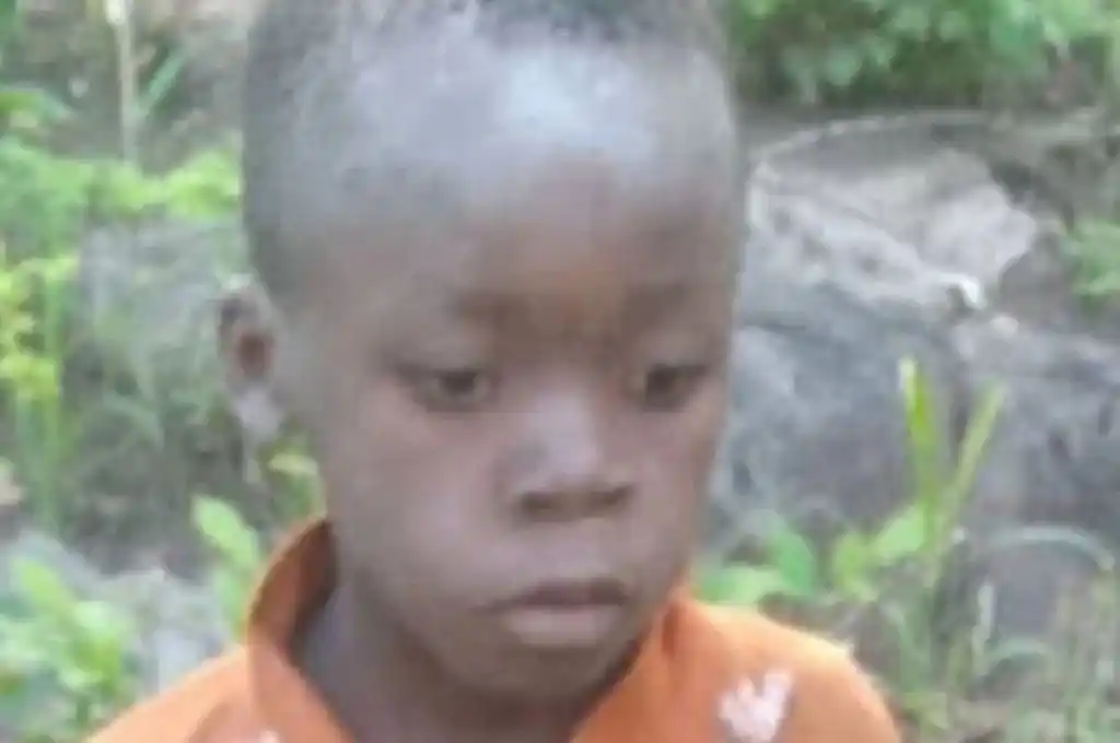 El niño durmió entre leones y comió plantas. Fotografía: Agencia Noticias Argentinas / Redes.