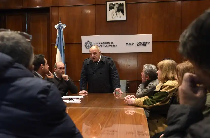 Comerciantes afectados por los cortes en el municipio se reunieron con Arroyo