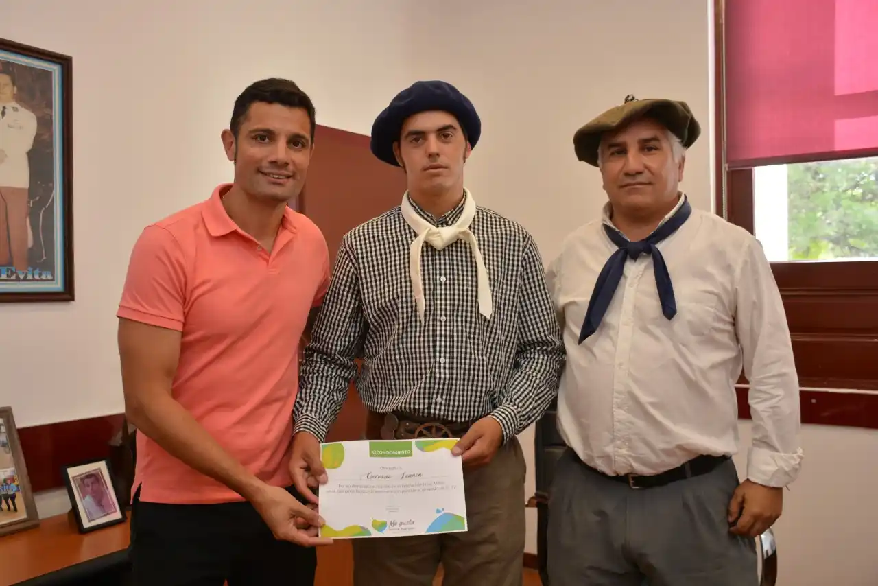 General Rodríguez: Intendente García entregó reconocimiento al jinete Gervasio Lennon, campeón en Jesús María