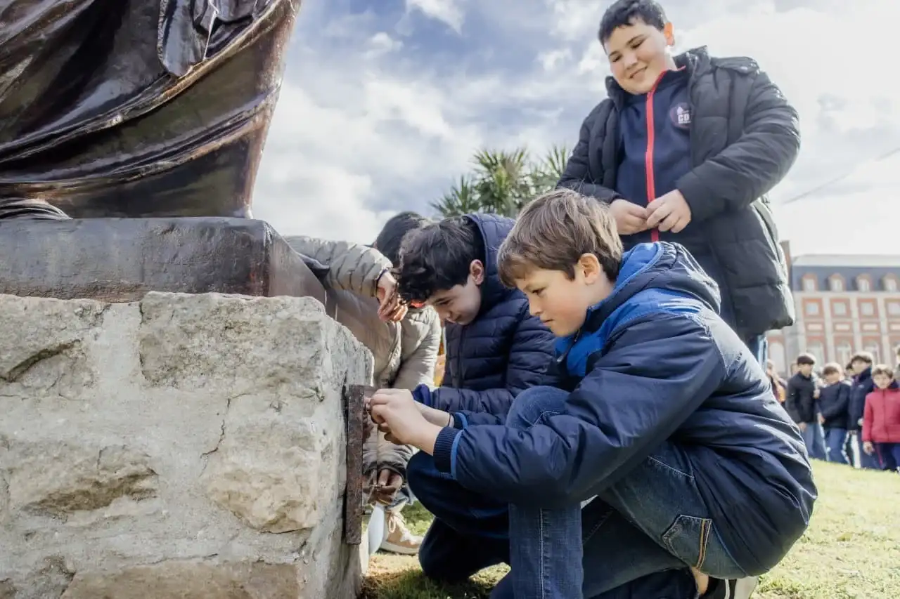 En el marco de esta propuesta, alumnos del Instituto Industrial Pablo Tavelli participaron de una jornada de actividades en la Plaza Colón.