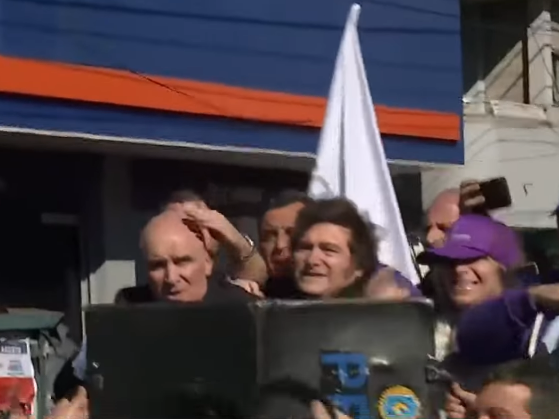 Dos detenidos por el ataque a piedrazos contra la caravana de Milei en campaña electoral en provincia de Buenos Aires
