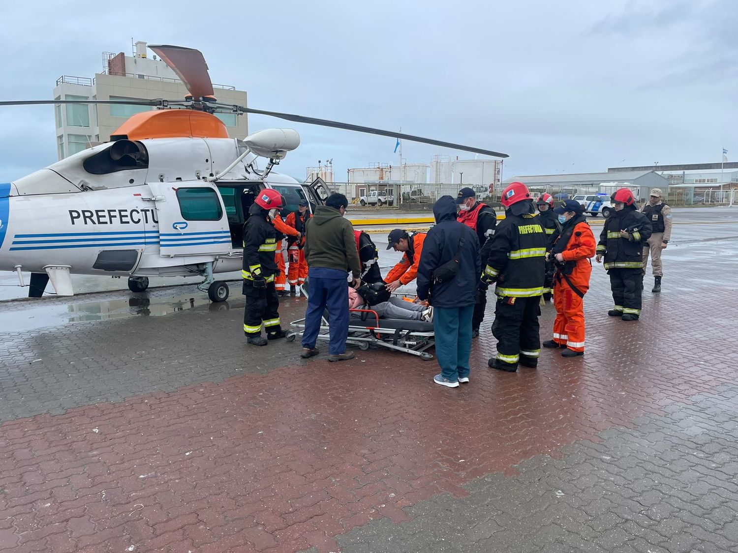 Prefectura aeroevacuó de urgencia a la tripulante de un pesquero que no podía respirar