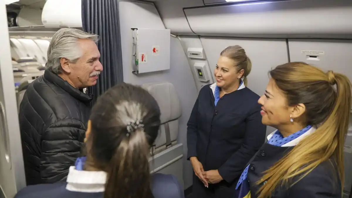 Luego del acto de Cristina, Alberto llegó al país tras participar en Cumbre de París por la Paz y el G-20 en Indonesia