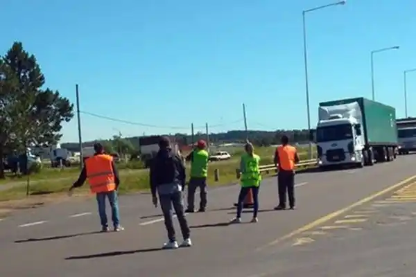 Madereros comenzaron con el corte parcial de la Ruta 14