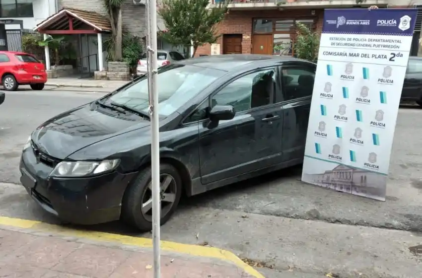 Rompió el vidrio de un auto y robó plata