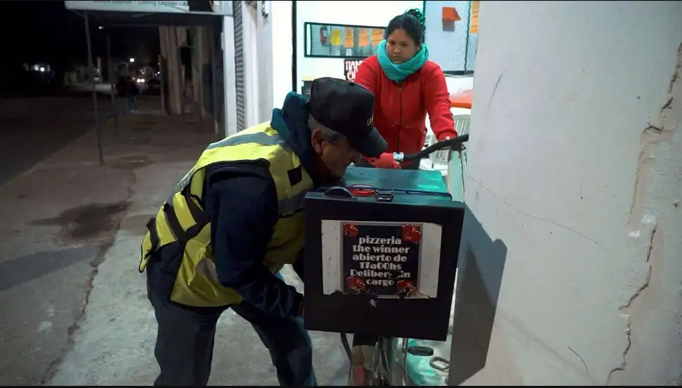 Es jubilado, cobra la mínima y tiene que trabajar como delivery porque la plata no le alcanza